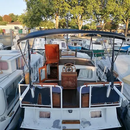 Insolite, Peniche Hollandaise Botel *