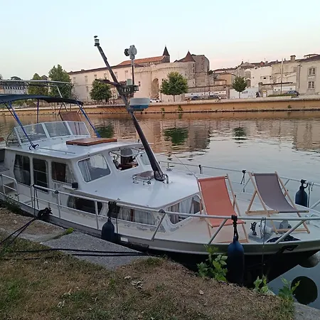 Insolite, Peniche Hollandaise Botel *